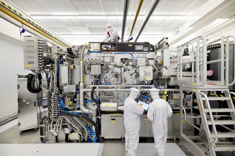 台積電3奈米製程接單火熱，公司更看好2奈米製程需求，總裁魏哲家並透露2奈米新設計定案的開案量表現比3奈米及5奈米更強。 路透
