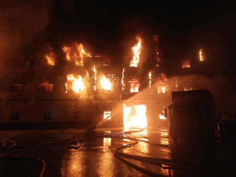 新北市淡水区小中寮一栋泡棉工厂3楼起火，新北消防人车到场灌救。记者曾伯恺／翻摄