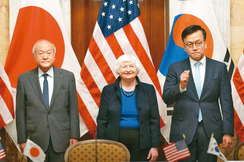 美國財長葉倫（中）、日本財相鈴木俊一（左）和南韓企畫財政部長官崔相穆（右），十七日在華府舉行首次美日韓三方財長會。（美聯社）