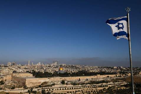 一面插在橄欖山上的以色列國旗，與阿克薩清真寺大院和耶路撒冷對望。4月18日至19...
