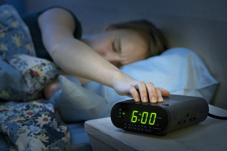 經常按下貪睡按鈕的人每晚睡眠時間只減少大約六分鐘，而且這樣的行為不會讓人在早上感到昏昏欲睡或影響早上的情緒。賴床示意圖。圖／Ingimage