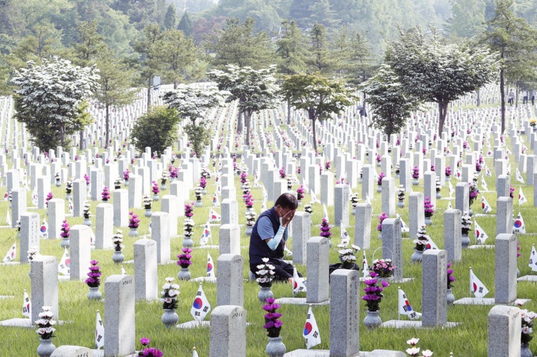 在首爾顯忠院祭拜韓戰中死去親人的遺族，非故事中人物。 圖／美聯社　　