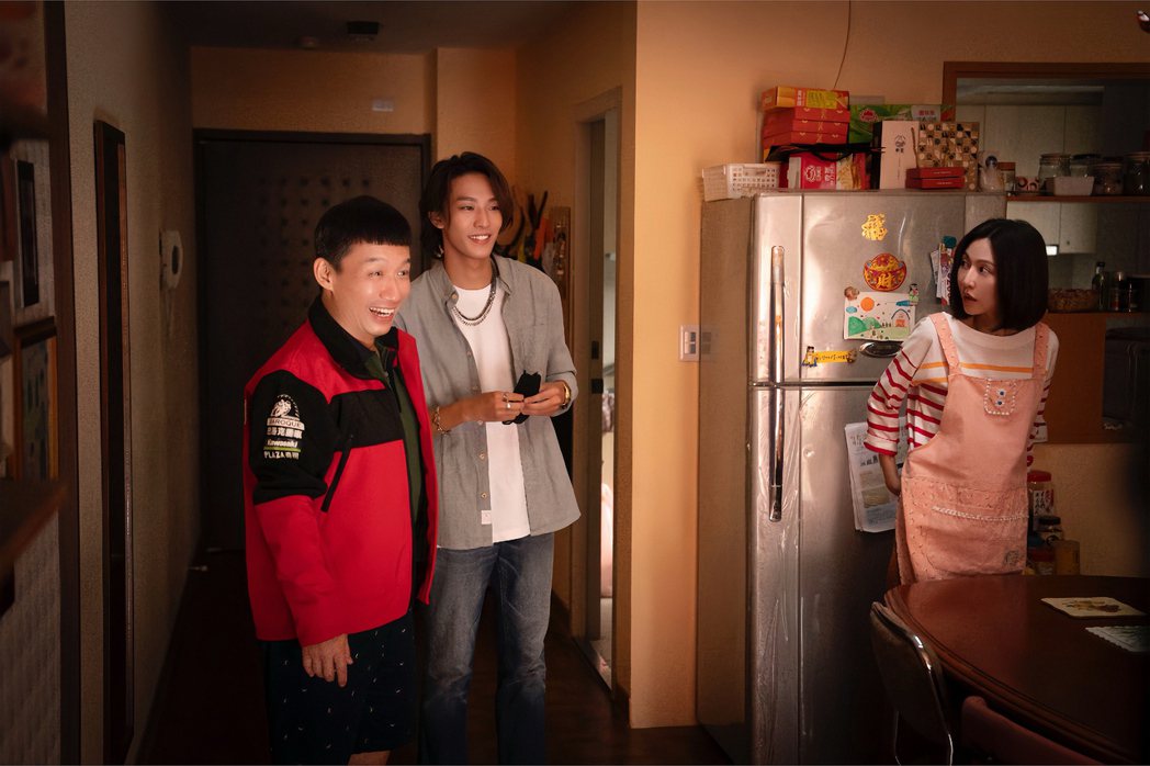 郭子乾(左起)、煥鈞、曾莞婷合作演出「省省吧！我家富貴發」。圖／瀚草文創提供