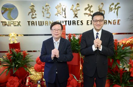 臺灣期貨交易所董事長吳自心（左）、總經理周建隆（左）。 聯合報系資料庫