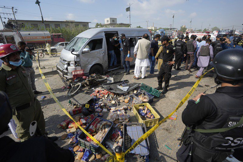 巴基斯坦警方發言人說，南部城市喀拉蚩警方擊斃一名自殺炸彈客與一名武裝分子，對方當時攻擊一輛載著5名日本人的車輛，所有日本人都生還。圖／美聯社