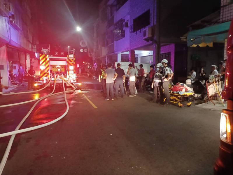 高雄市三民区今天凌晨传出瓦斯爆炸，消防队救出4人。图／读者提供