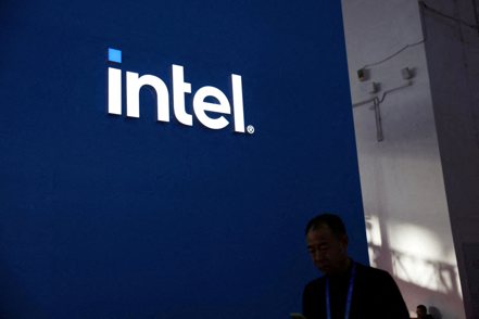 英特爾（Intel）表示，已成為首家組裝荷蘭艾司摩爾（ASML）新型「高數值孔徑極紫外光」 （High NA EUV）微影工具的企業。路透