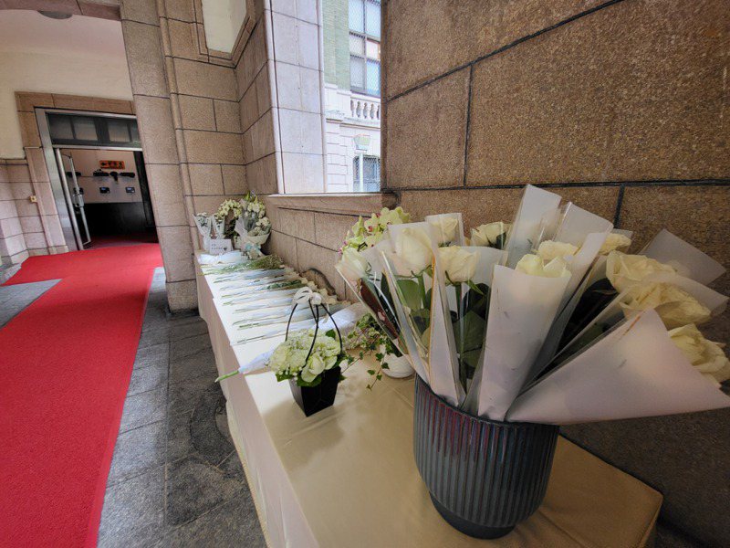 中华民国法官协会在今天发起「白花运动」悼念士院法官李昭然，司法院门口一早就有人献花。记者王宏舜／摄影