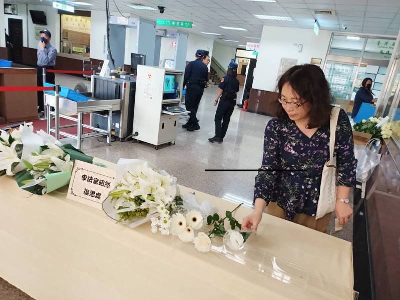 中华民国法官协会在今天发起「白花运动」悼念士院法官李昭然，台湾高等法院门口处今也设追悼处，许多人献上白色花朵。图／读者提供