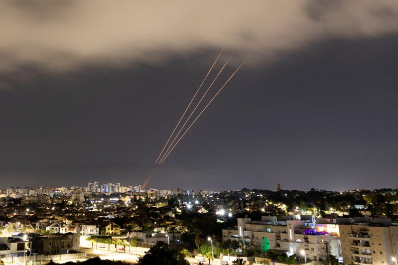 圖為2024年4月14日，伊朗向以色列發射無人機和飛彈，以國反導系統運作情形。路透