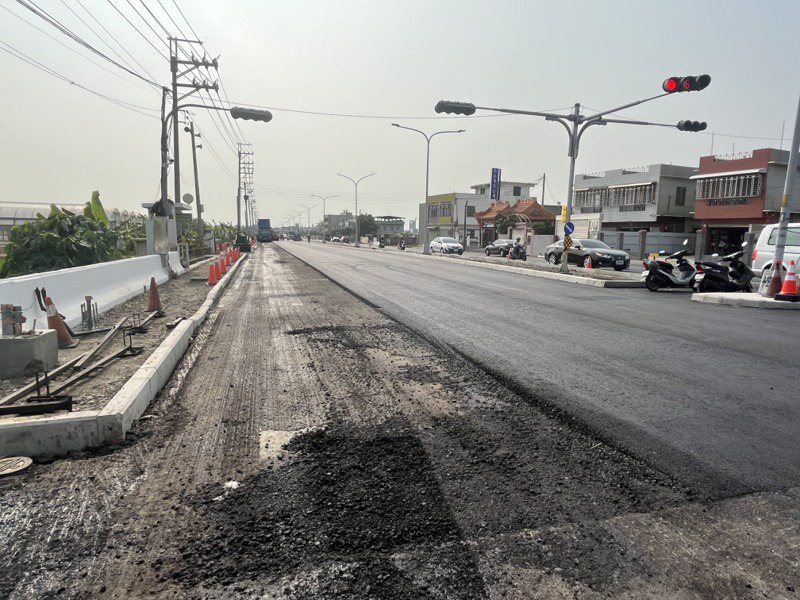 嘉義縣道164線被譏為最爛馬路，斥資1.8億元改善路面並重新規畫，預期今年底完工通車。記者黃于凡／攝影