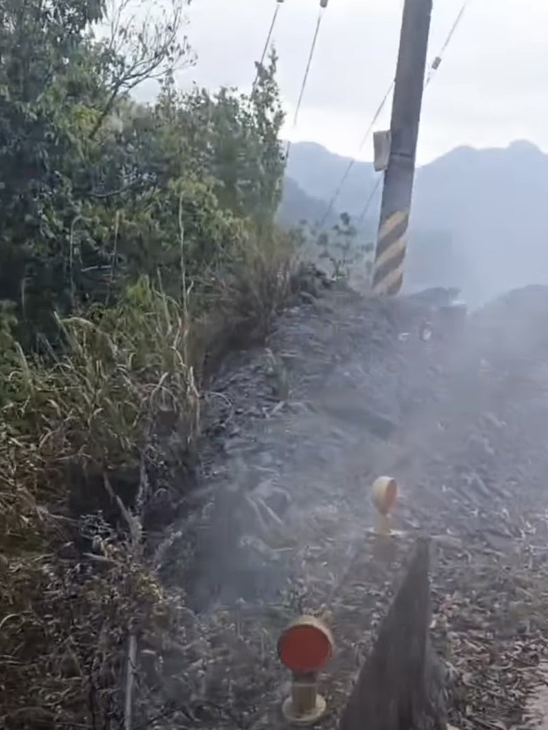 疑似不肖人士随意弃置垃圾焚烧，差点酿成新竹县尖石乡火烧山。图／民众提供