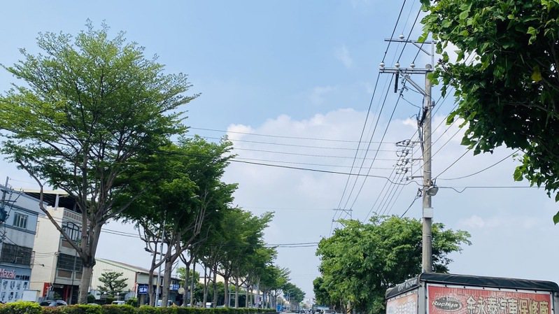台中大雅、神冈的要道民生路、中山路为地方门面，但沿途电线杆约453支，有数万公尺电缆在空中交织，被地方戏称为「空中面线糊」。记者刘柏均／摄影
