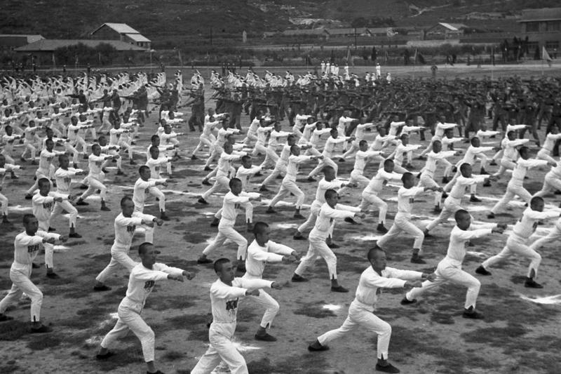 1955年4月20日，國軍運動大會開幕式中，1200名幹校學生擔任的反共建國操，利用滿江紅調伴奏，個個精神飽滿，服裝整齊，甚為精彩。圖／聯合報系資料照片