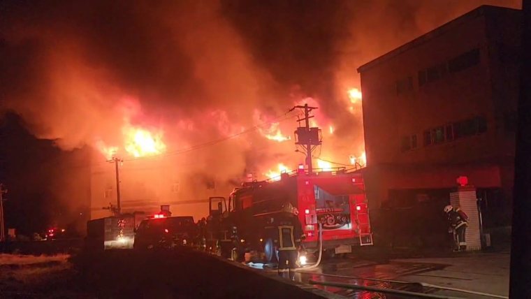 新北市淡水区小中寮一栋泡棉工厂昨晚起火，烧毁2700坪厂房。记者曾伯恺／翻摄