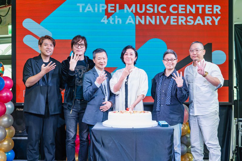北流董事長黃韻玲（中）、執行長梁序倫（左3）及董監事們一起切蛋糕慶祝。圖／台北流行音樂中心提供