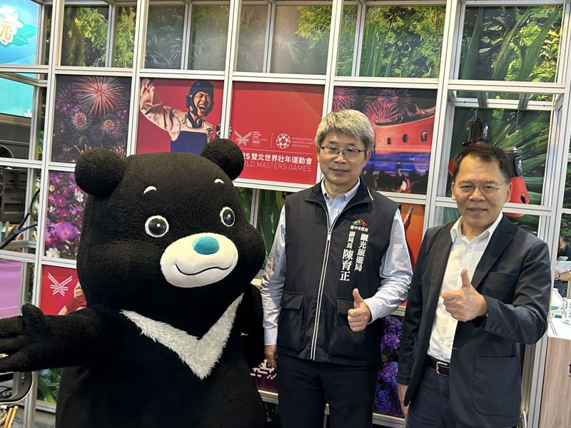台北市政府在台中國際旅展設「台北館」，並請來台北城市吉祥物「熊讚」，邀遊客來場低碳永續小旅行。記者趙容萱／攝影