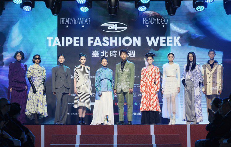台北時裝周展前記者會中搶先帶來八位設計師新作，其中文姿云（左五）穿上了SYZYGY，陳致傑（右五）的手繪風西裝則出自WooLeeX之手。記者李政龍／攝影