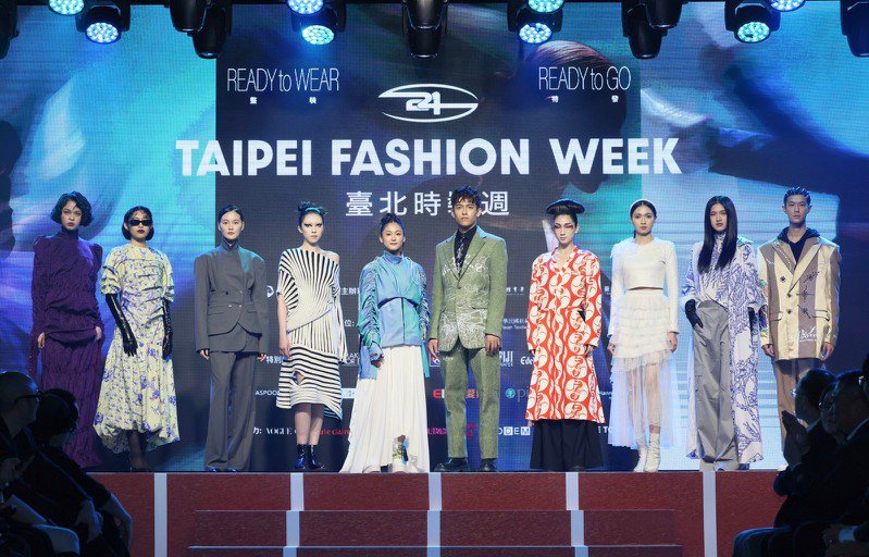 台北时装周展前记者会中抢先带来八位设计师新作，其中文姿云（左五）穿上了SYZYGY，陈致杰（右五）的手绘风西装则出自WooLeeX之手。记者李政龙／摄影