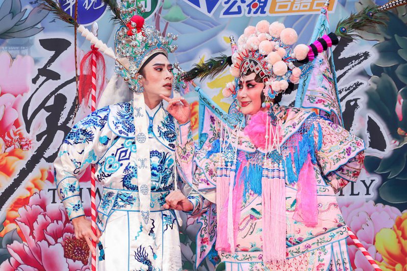 莊凱勛(左)、陳亞蘭「勇氣家族」首映會上演「薛丁山與樊梨花」。記者沈昱嘉／攝影