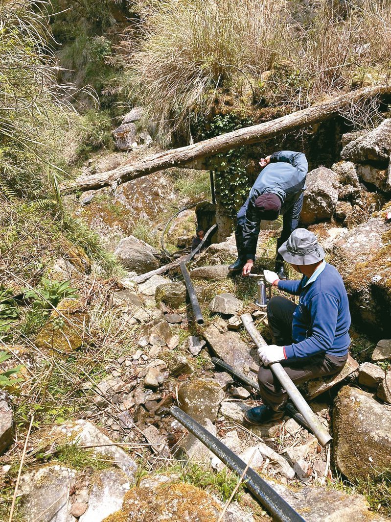 玉管處人員找尋額外水源頭，並進行管線接通，確保山區供水順利。圖／玉管處提供
