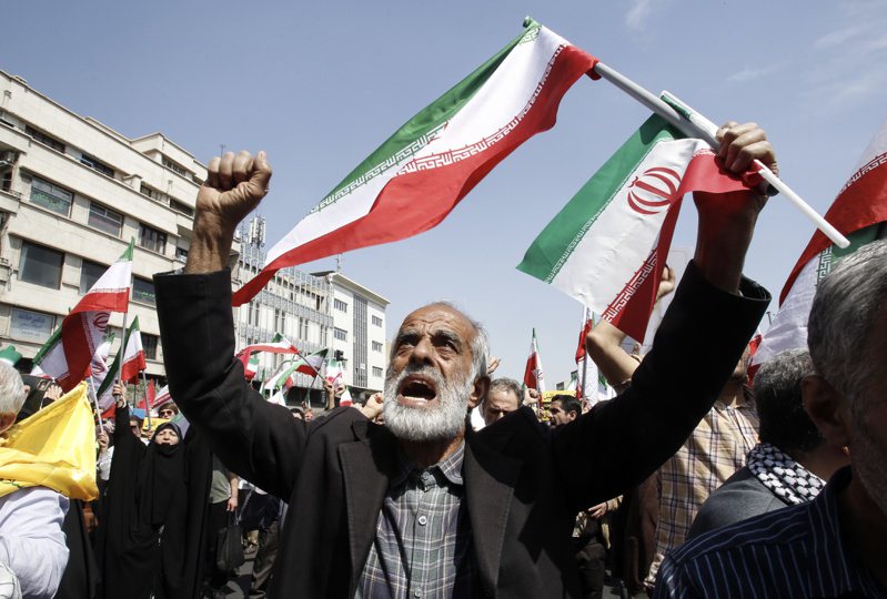 伊朗民眾上街抗議以色列。（歐新社）