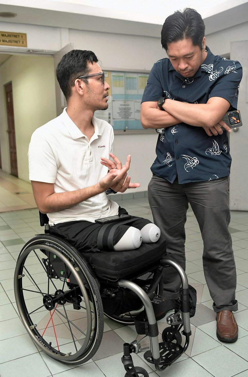 依斯曼依布拉欣（左）懷疑醫生在手術過程中有失誤，以致其雙腿壞死，最終割闌尾變割腿，需要截肢保命。圖／翻攝自網路