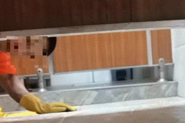 大陸一名女子日前在公廁如廁時，遭門外清潔人員偷窺。圖片來源/微博「澎湃新聞」