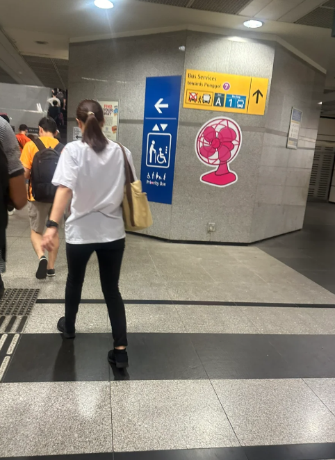 女网友搭乘新加坡地铁时，发现出口处被贴上电风扇图案，不解这图案代表什么意思。图／撷自小红书