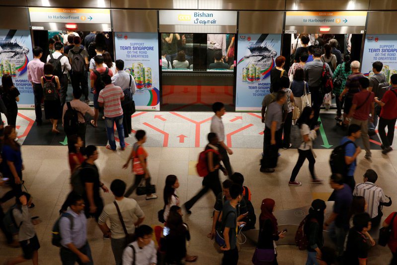 有網友發現新加坡地鐵一個設計對老人家很友善。圖／路透社資料社