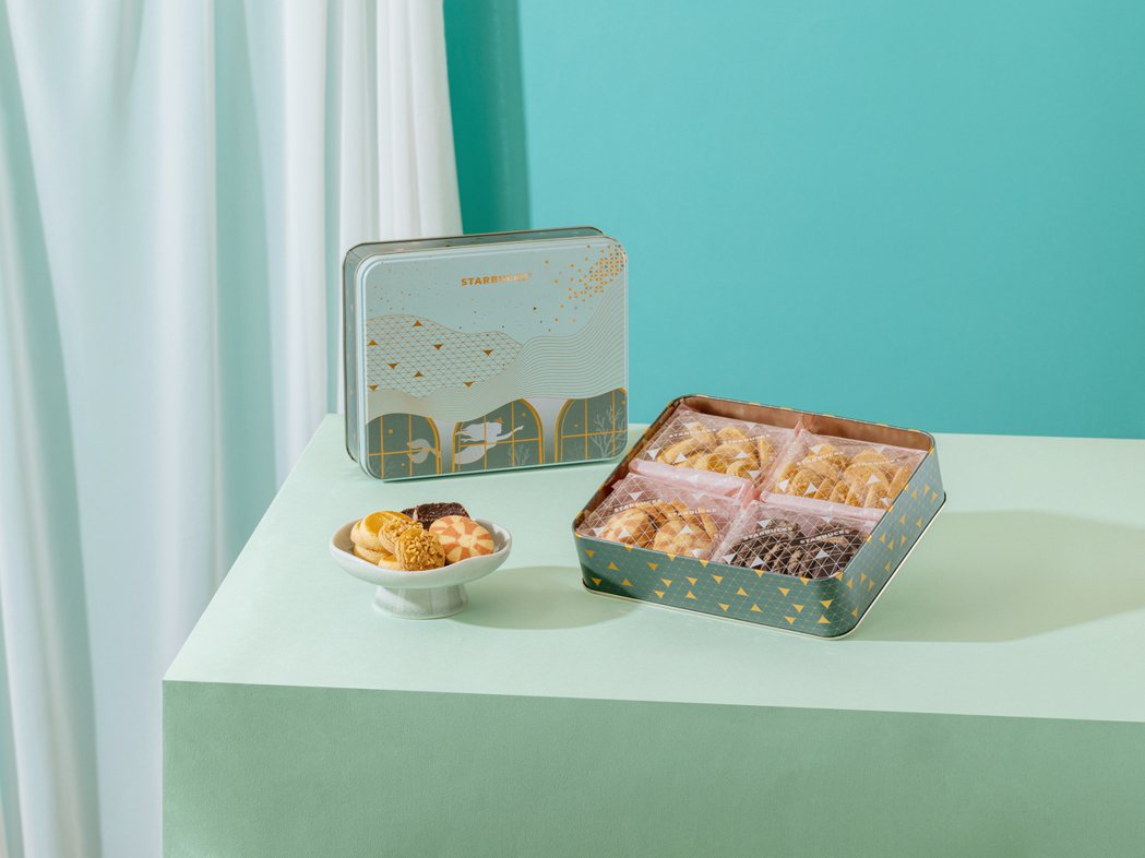 專為星巴克康橋門市推出特色包裝食品「星爍綜合餅乾禮盒」，外盒設計以漸層綠色色調、...