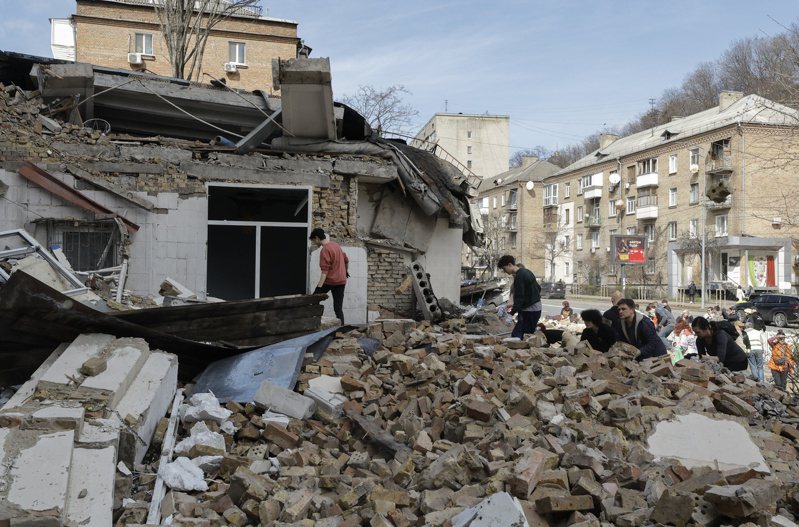 圖為俄烏戰期間，烏克蘭基輔一所學校遭導彈襲擊受損。歐新社