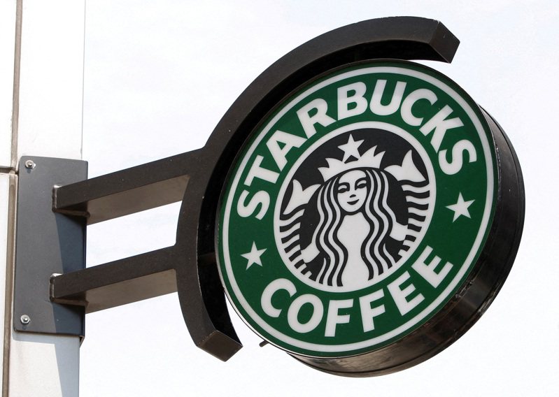 連鎖咖啡店星巴克（Starbucks）18日宣布將在美加地區推出新版冷飲杯，塑膠含量減少20%，邁向2030年廢棄物、碳排放減半目標。路透