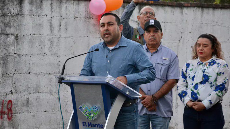 墨西哥當局今天表示，市長候選人拉莫斯（圖中）在東北部街頭會見支持者時遭到謀殺，是墨國6月選舉前政治暴力波瀾的一部分。圖取自FB Noé Ramos
