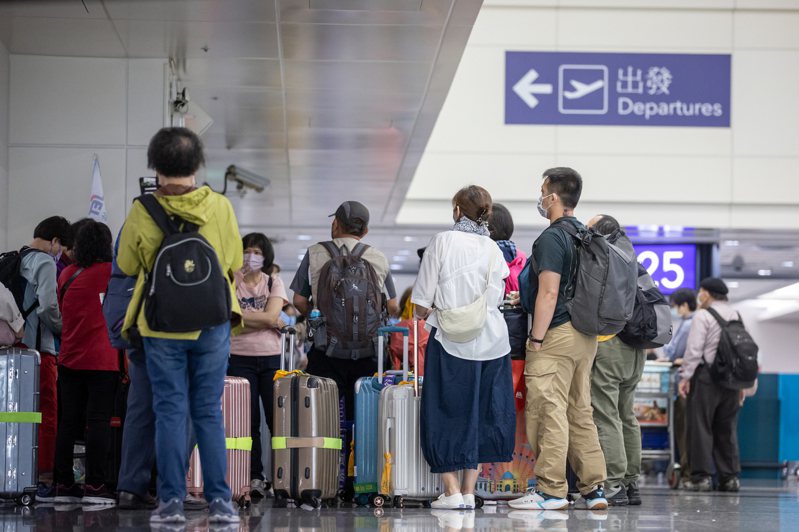 日本即將迎來黃金周假期，作家建議這10天盡量別飛日本。圖為桃園機場出境旅客，本報資料照／記者季相儒攝影