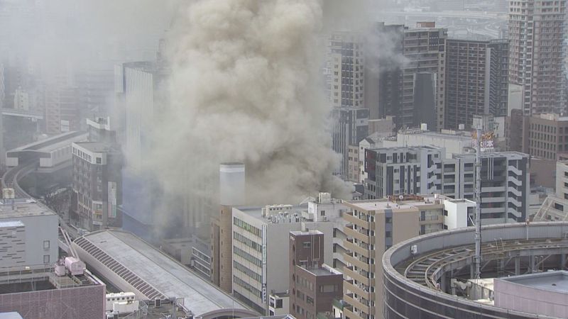 日本北九州市小倉北區一處鬧區建築物今天發生火警，現場濃煙上竄，已知延燒6棟建物。圖取自X平台「RKB毎日放送NEWS」