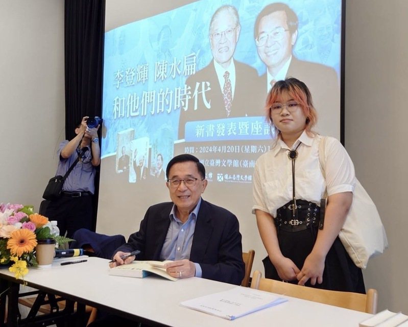 國史館20日在國立台灣文學館舉辦「李登輝、陳水扁和他們的時代」新書發表暨座談會，前總統陳水扁（前左）出席與會，並為讀者簽書。中央社