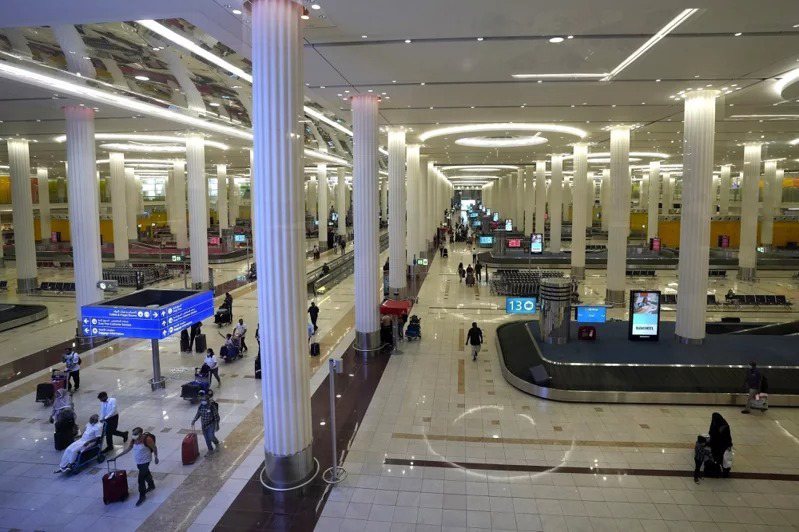 杜拜機場因大雨淹水，阿聯酋航空在官網宣布，今天上午9時前將不接受從杜拜轉機的轉機客，僅接受目的地為杜拜的旅客，導致不少旅客在桃園機場改航班或退票。圖為杜拜機場。美聯社