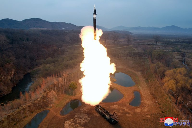 北韓19日下午在西部海域進行戰略巡弋飛彈的超大型彈頭威力測試。圖為北韓本月2日測試一枚中遠程固體燃料極音速飛彈。路透