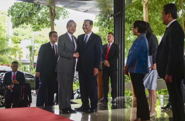 大陸外長王毅與印尼統籌部長盧胡特握手致意。右前方為印尼外長蕾特諾。    大陸外交部網站