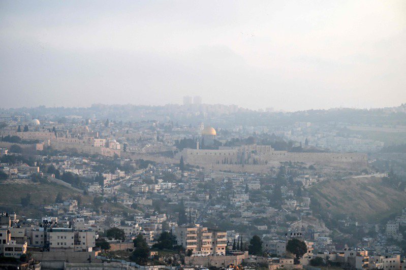 伊朗14日清晨以飛彈與無人機空襲以色列，圖為耶路撒冷舊城的黎明全景。法新社
