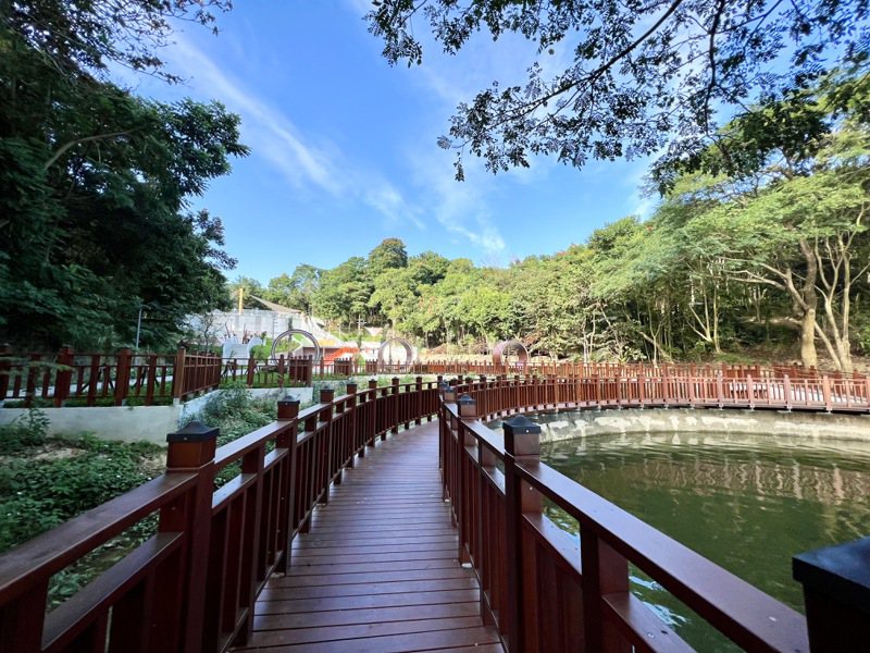 親水棧道一覽湖光景色。圖／台南市觀旅局提供