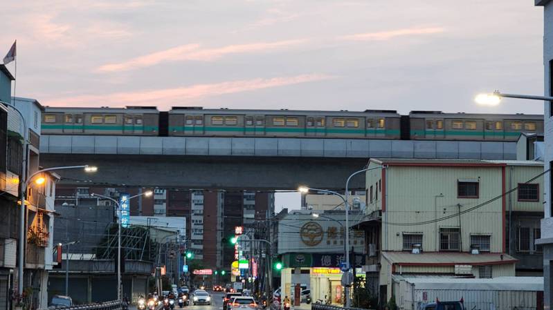 RK1冈山车站通车试运转期间，捷运列车从高架轨道进入中山南路后紧邻民宅，发出的巨大噪音让居民抱怨「受不了」。记者王勇超／翻摄
