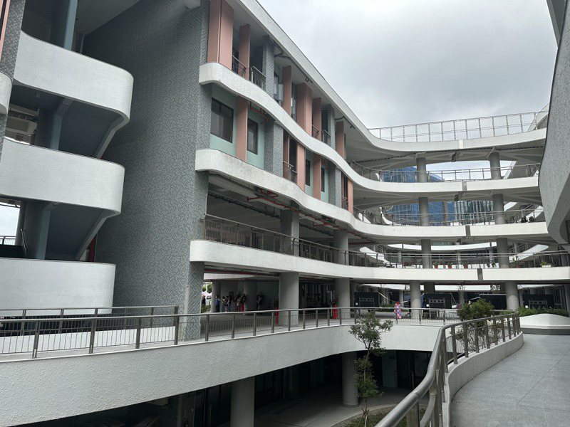 竹北胜利国中校舍采流线造型设计，为学生提供优质上课环境。记者巫鸿玮／摄影
