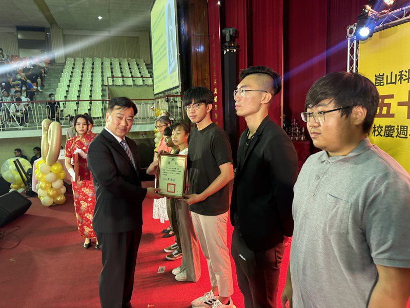校长李天祥表扬优秀师生与杰出员工。记者周宗祯／摄影