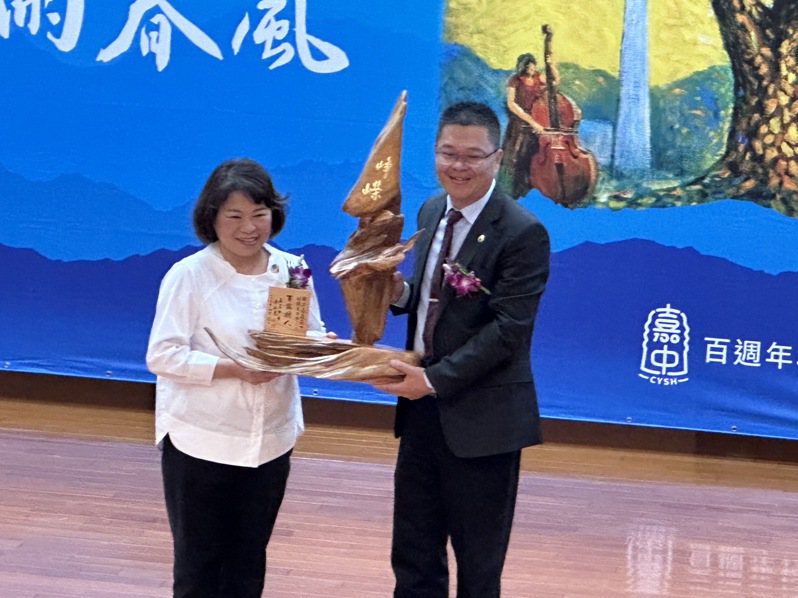 嘉市长黄敏惠(左)致赠纪念品给嘉中校长陈元泰。记者鲁永明／摄影
