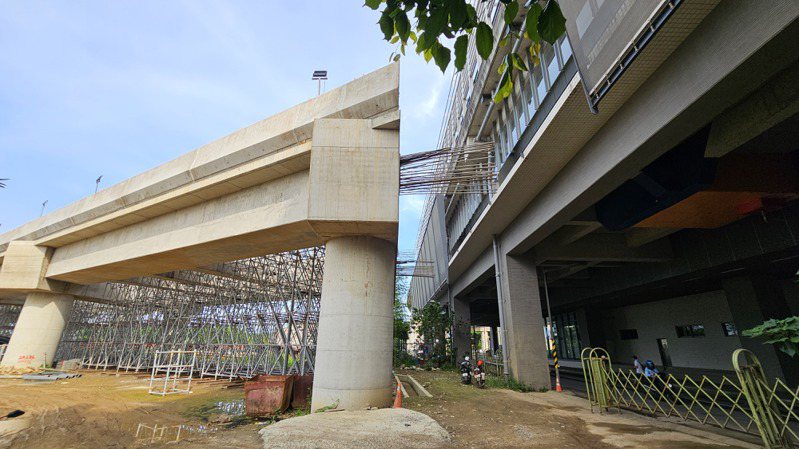 捷运绿线北段高架工程（左）接机捷坑口站（右）只剩约3公尺，预计月底合龙。记者郑国梁／摄影