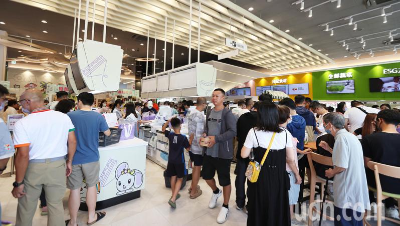 统一集团集结4大品牌今天在台南开设「Par K* Avenue」复合式商店，占地1500坪。记者刘学圣／摄影