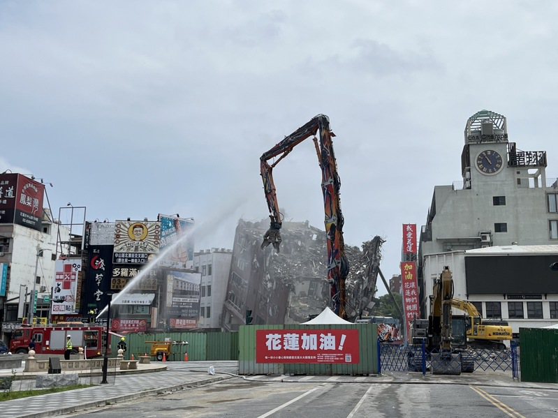 花莲天王星大楼在拆除过程中，拾获90多件住户私人物品，目前发还35件。图／本报资料照片
