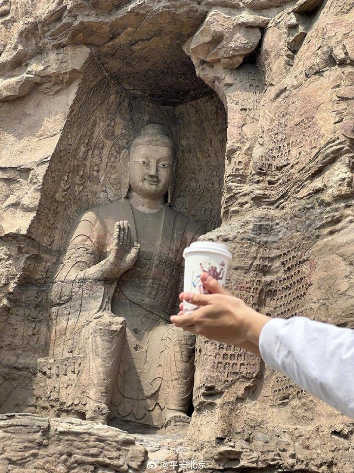 近日大陸網上掀起一波與「佛祖」創意合照的打卡熱潮，有民眾給佛像遞上一杯咖啡，配上佛祖的手勢好似「被拒絕」了。（取自「平安北京」官方微博）